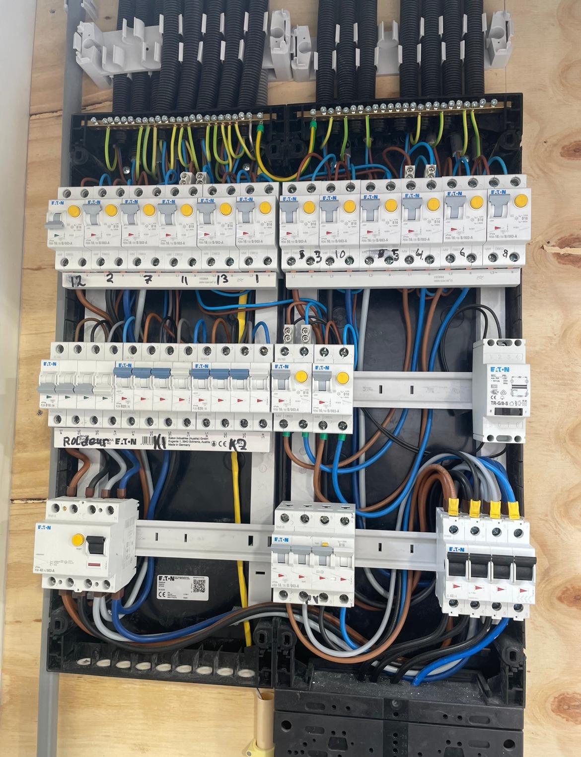 Open groepenkast met bedrading in aanbouw