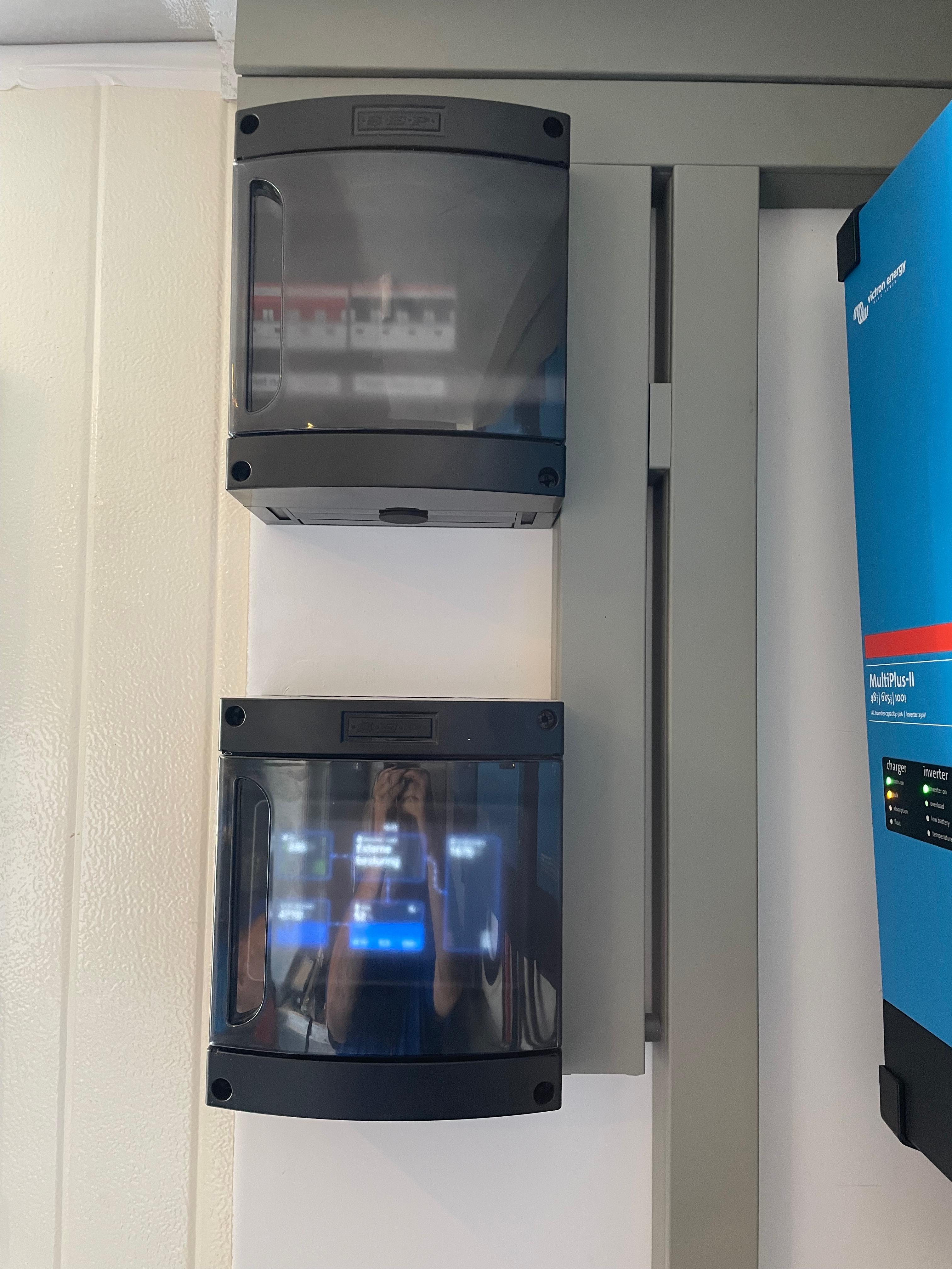 Gesloten groepenkasten met zichtbaar Victron GX display