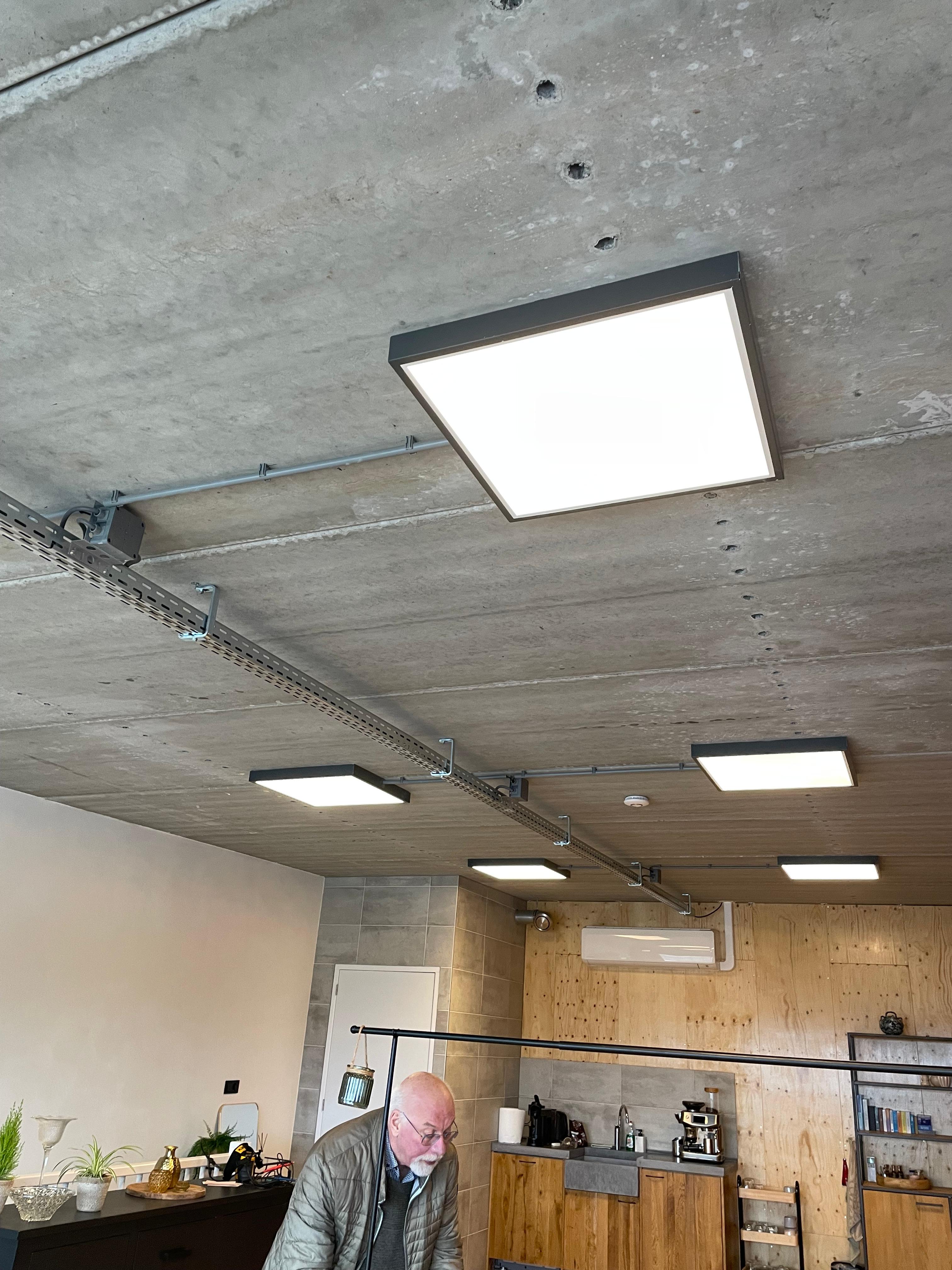 Installatiewerk aan LED-verlichting in een woonkamer