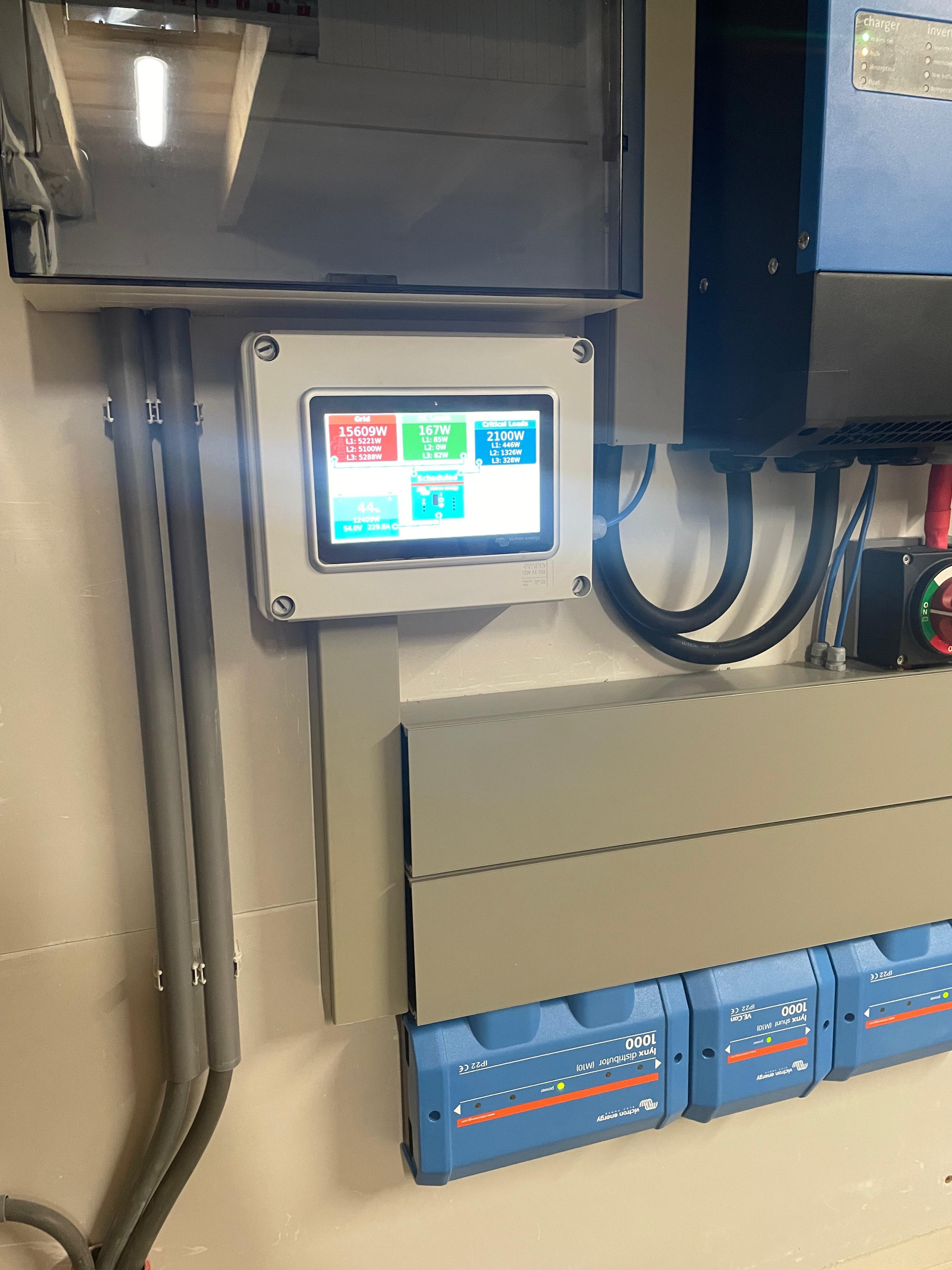 Victron GX touchscreen met live energiestromen