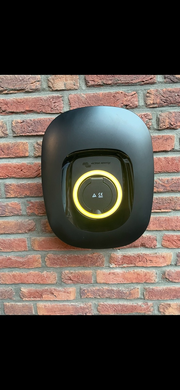 Victron laadpaal gemonteerd aan een bakstenen muur