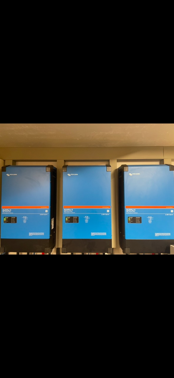 Drie Victron MultiPlus-II units frontaal