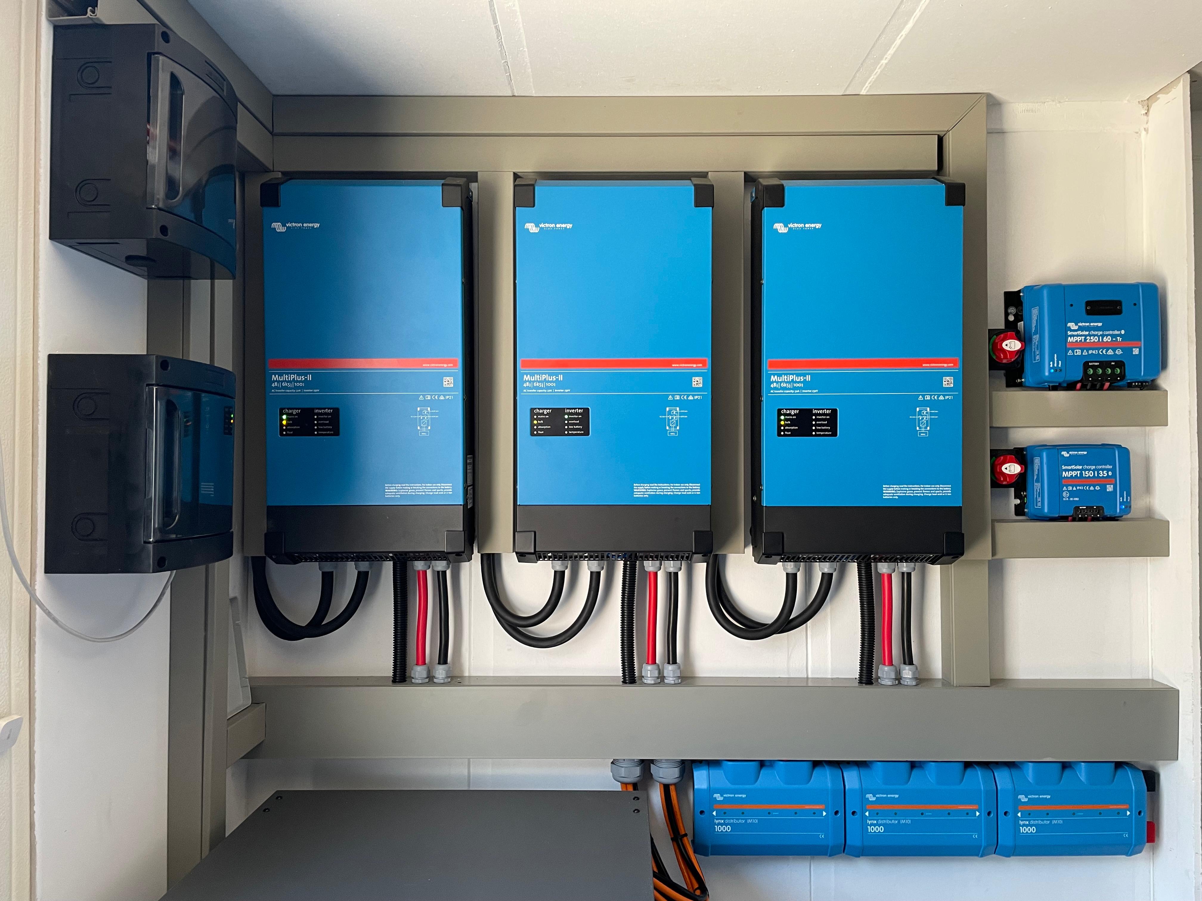 Drie Victron MultiPlus-II omvormers met MPPT laadregelaars