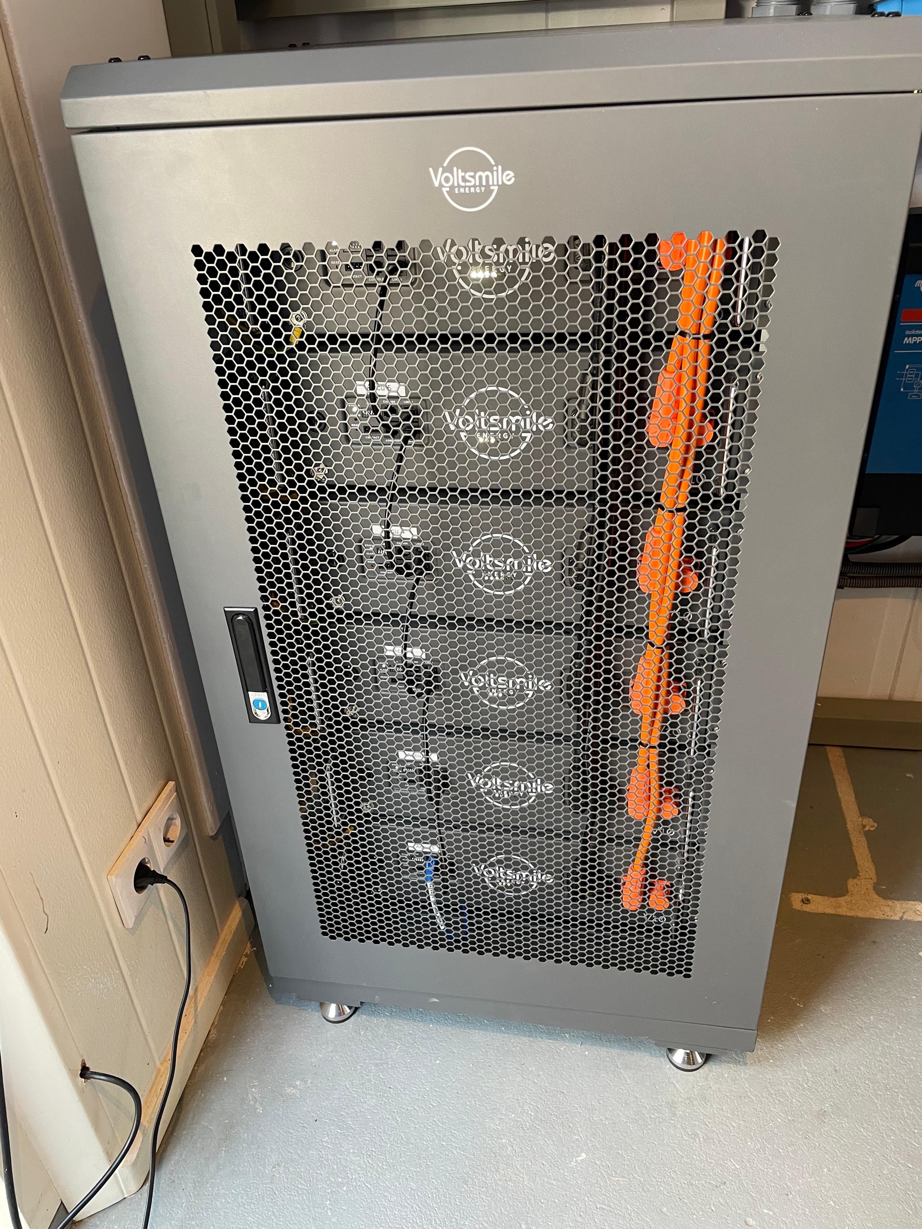 Voltsmile batterijrack in gesloten kast